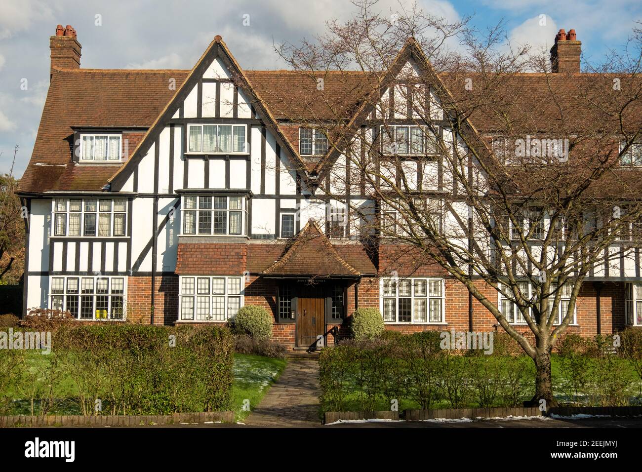 London - Grand Mock Tudor Wohnhäuser in Queens Drive Gegend Von West London Stockfoto