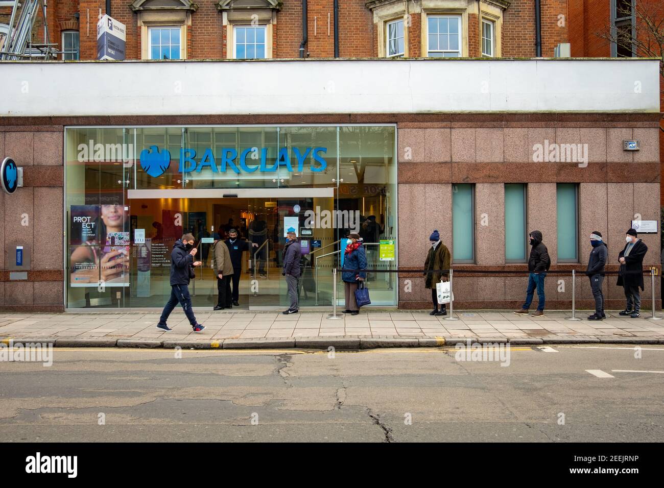 London - Menschen Schlange, während soziale Distanzierung außerhalb Barclays Bank Ealing Broadway-Niederlassung Stockfoto