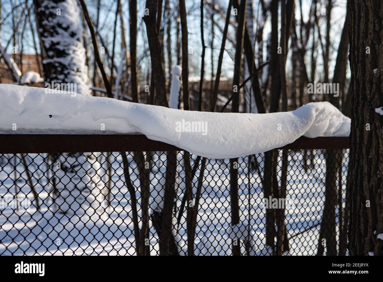 Schnee am Zaun nach starkem Schneefall Stockfoto