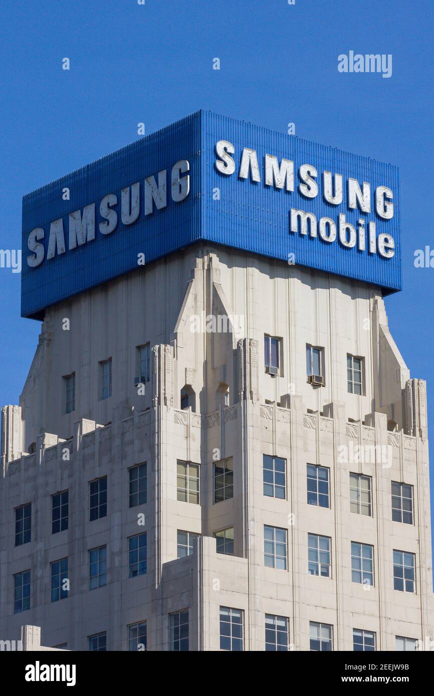 LOS ANGELES, CA/USA - 29. NOVEMBER 2014: Samsung Mobile Werbung und Logo. Samsung ist ein südkoreanisches multinationales Konglomerat-Unternehmen. Stockfoto