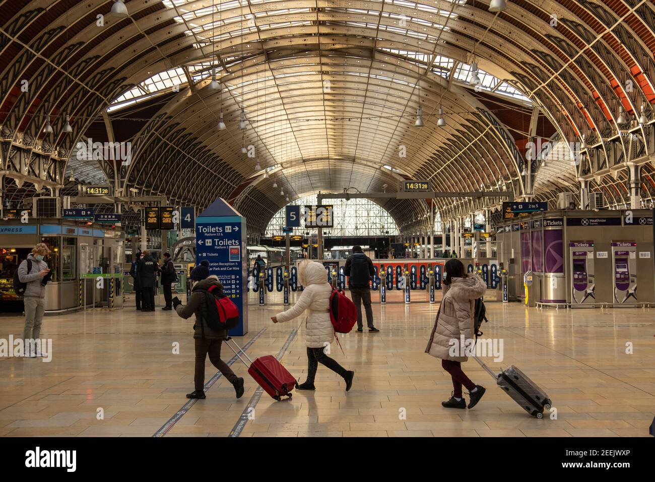 London-Februar 2021: Paddington Bahnhof mit wenigen Passagieren während der Covid19 Sperre Stockfoto