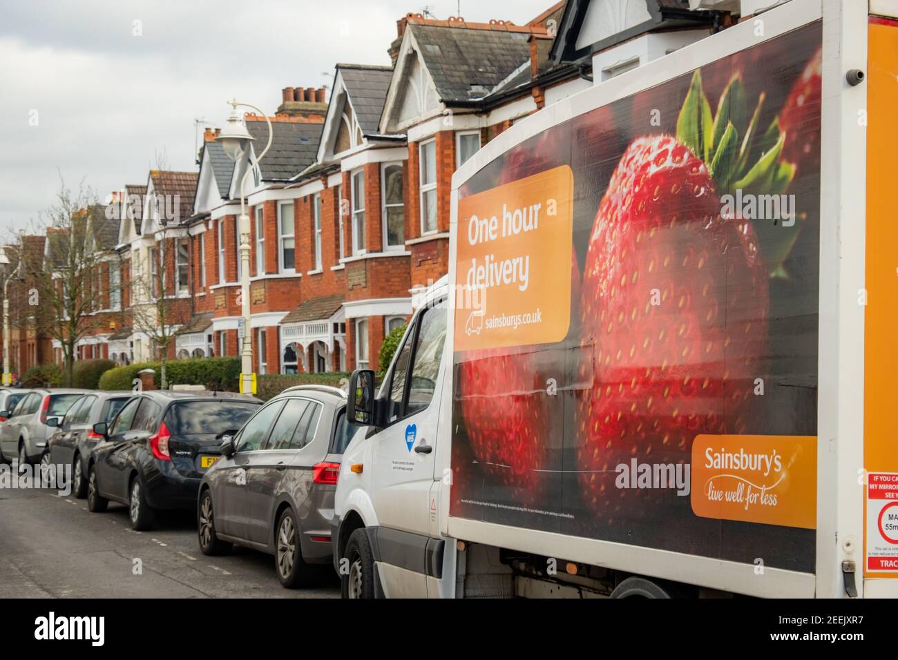 London - Februar 2021: Sainsburys Lieferwagen auf städtischen Straße - Online-Lieferservice für große britische Supermarkt Stockfoto