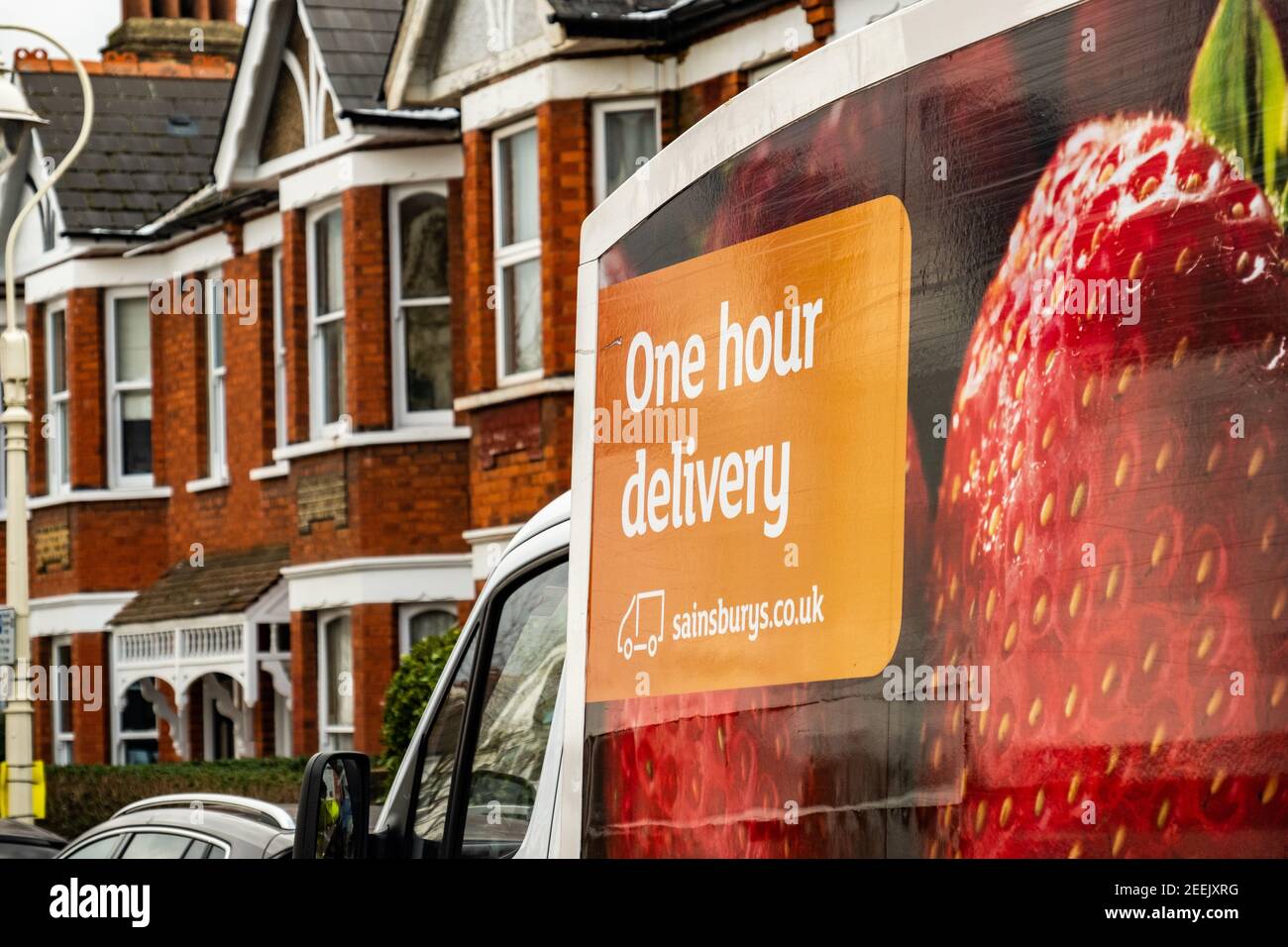 London - Februar 2021: Sainsburys Lieferwagen auf städtischen Straße - Online-Lieferservice für große britische Supermarkt Stockfoto