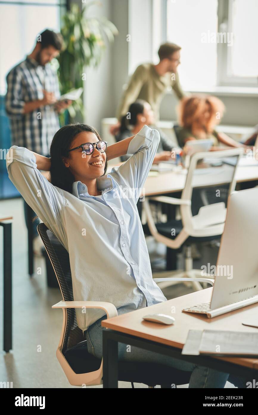 Produktiv am Arbeitsplatz zu sein, bringt zufriedenstellende Belohnungen mit sich Stockfoto