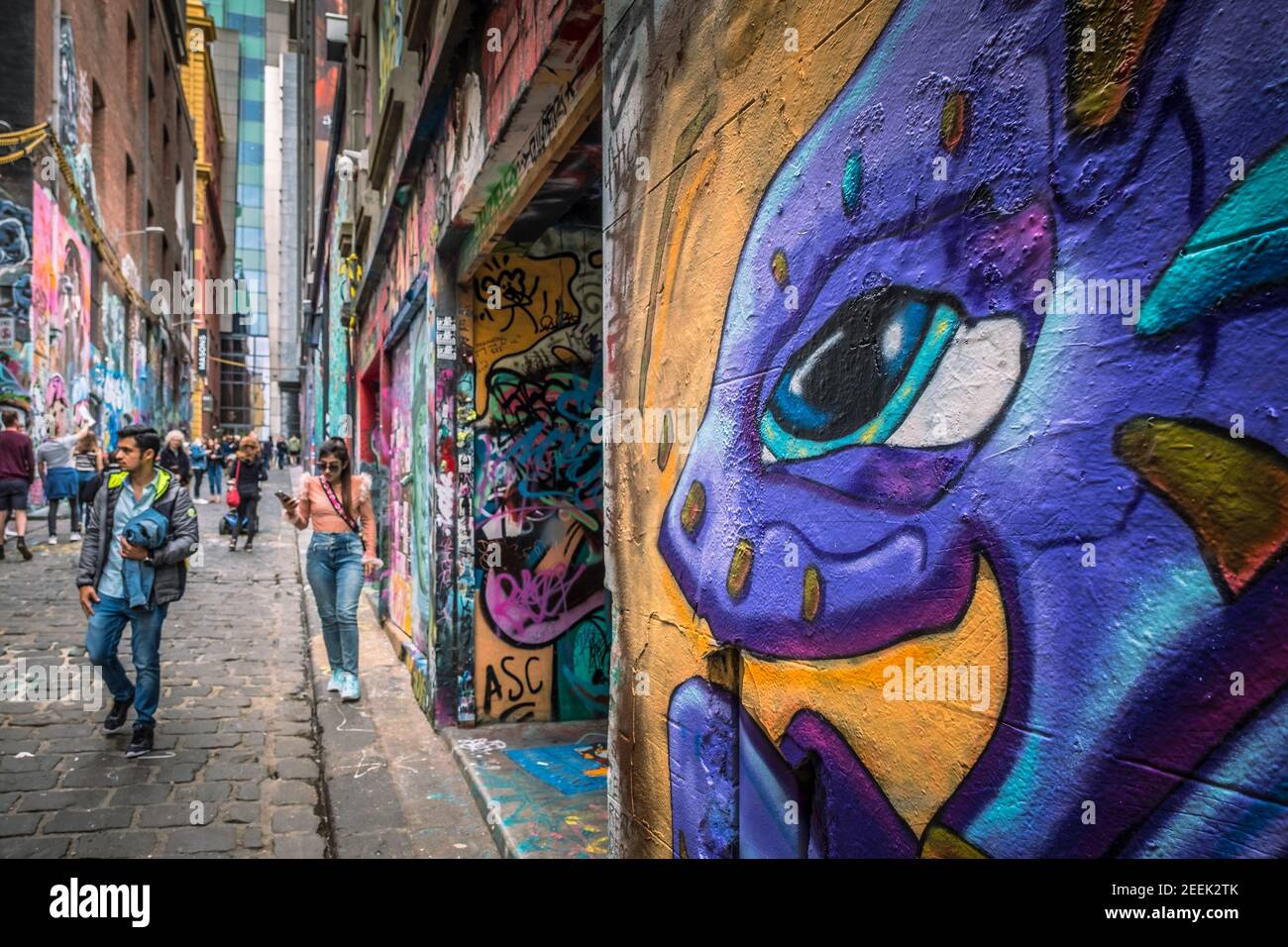 Die Menschen laufen an Graffiti-Kunstwerken in der Hosier Street in Melbourne, Australien vorbei Stockfoto