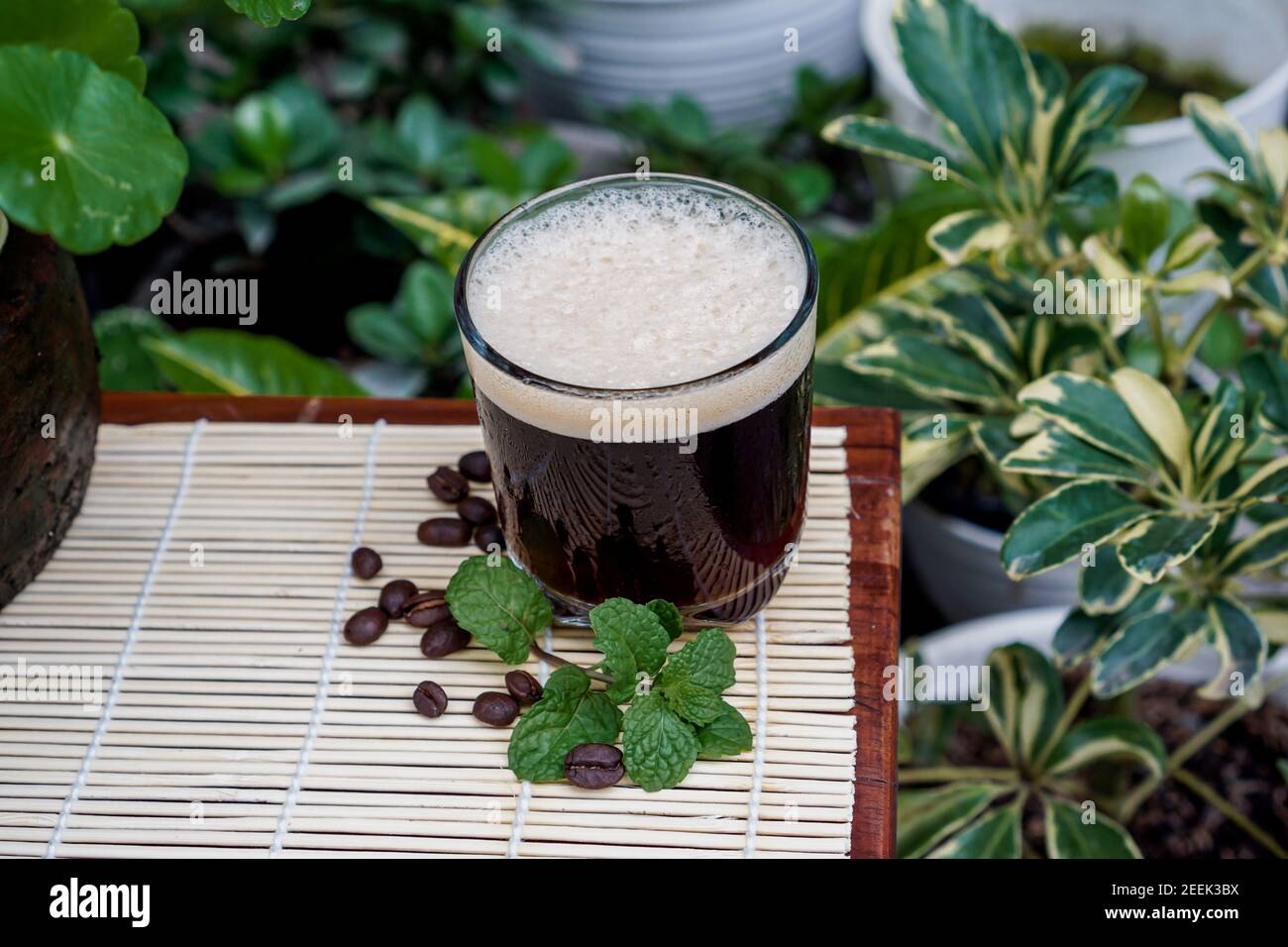 Der Geschmack von Wurzelbier-Kaffee bietet einen tiefen schwarzen Lakritz-Geschmack, der eine milde Süße in der Tasse Joe hat. Diese spezielle Art von Kaffee doe Stockfoto