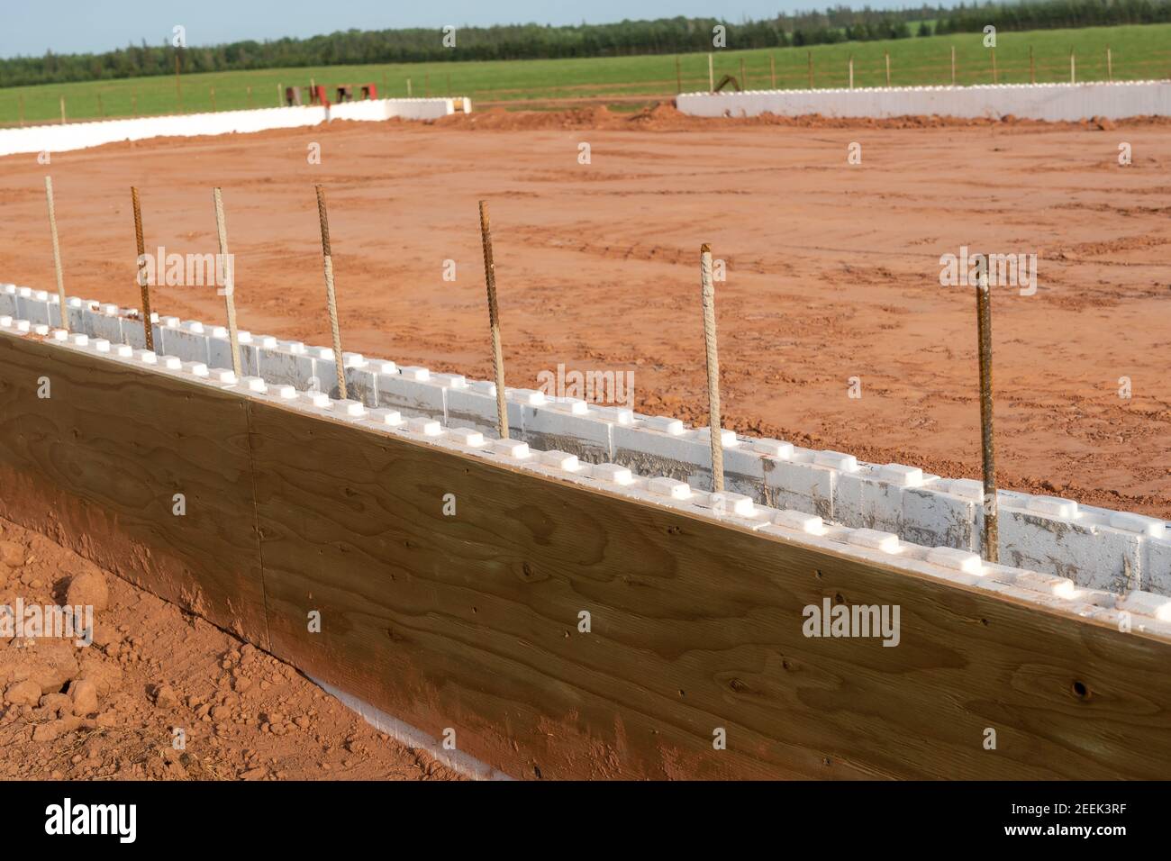 Ein energieeffizientes isoliertes Betonfundament wird gerade ausgeführt. Stockfoto