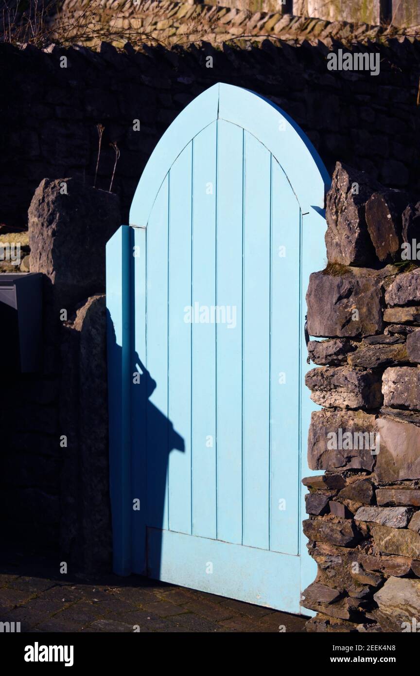 Blau bemaltes Holzgartentor. Allhallows Nave House, Cliff Lane, Fellside, Kendal, Cumbria, England, Vereinigtes Königreich, Europa. Stockfoto