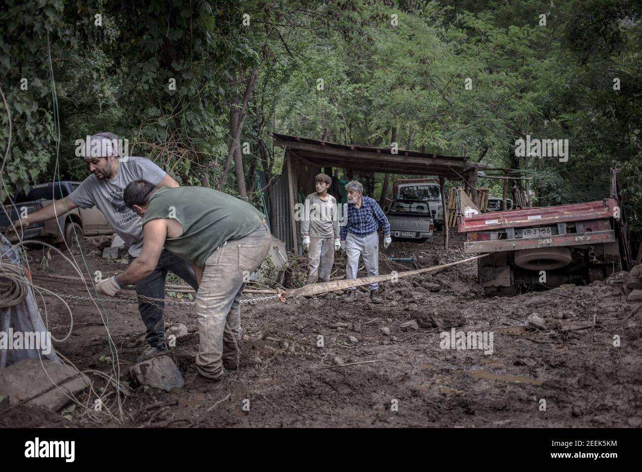 San José de Maipo, Chile. Februar 2021, 1st. Männer versuchen, ein vergrabenes Auto nach Erdrutschen aus dem Schlamm zu schieben.das starke frontale System endete mit hundert betroffenen Menschen und mehr als hundert Häusern, die durch Überschwemmungen, Alluvium und Erdrutsche beschädigt wurden San Alfonso war eines der komplexesten Schlammgebiete in den Städten San José de Maipo. Kredit: Vanessa Rubilar/SOPA Images/ZUMA Wire/Alamy Live Nachrichten Stockfoto