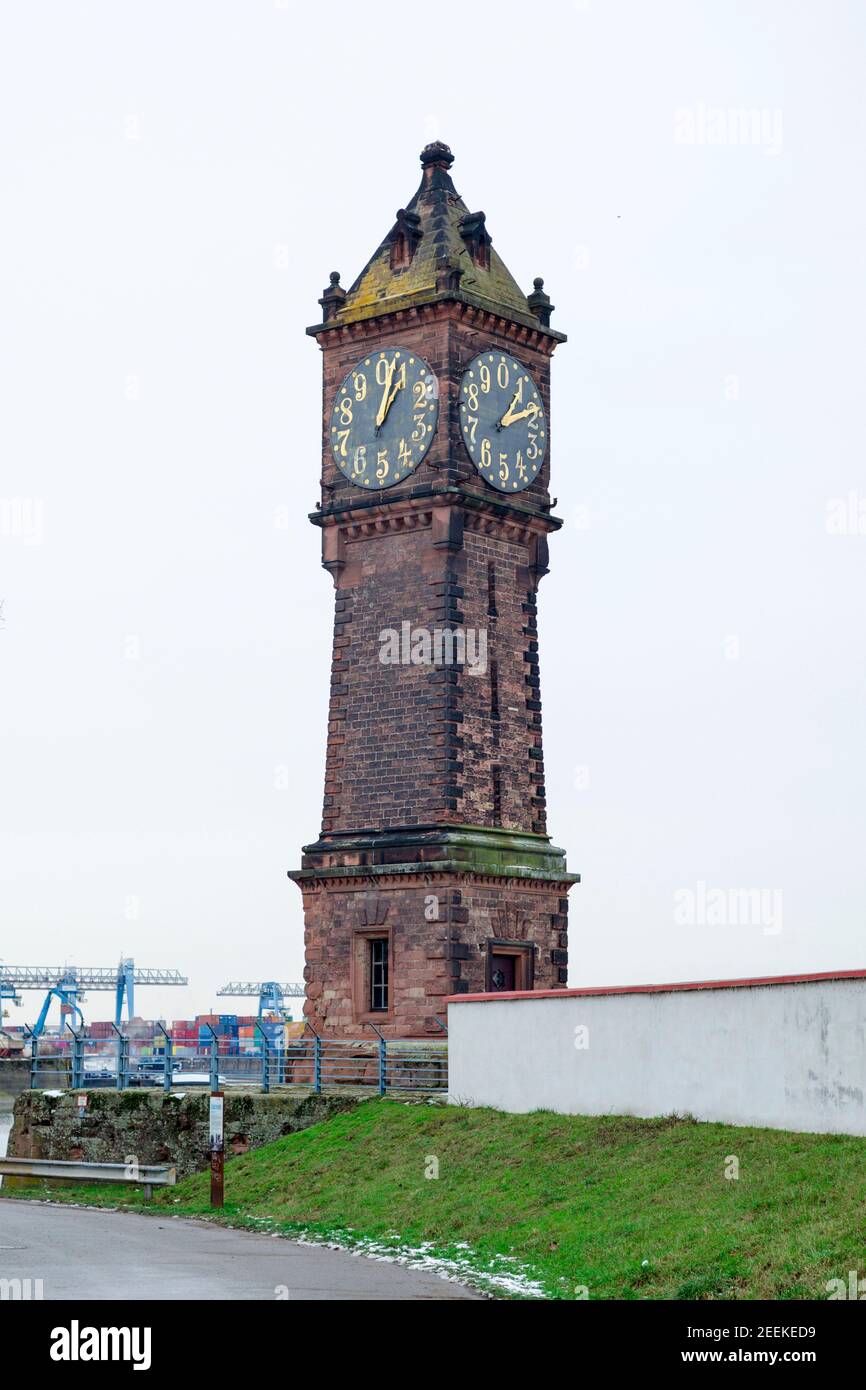 Historisches Pegeluhr (Hochwassermarkierung) in Ludwigshafen Parkinsel, Deutschland. Am Ufer des Rheins gelegen, ist dieses Wohnviertel oft affe Stockfoto