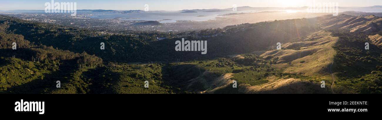 Das letzte Licht des Tages erhellt die grünen, sanften Hügel östlich der Bucht von San Francisco. Diese ganze Region wird nach Winterstürmen grün. Stockfoto