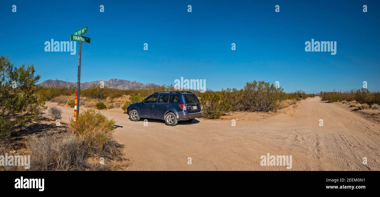 Subaru Forester an der Kreuzung Ivanpah Road und New York Mountains Road, Lanfair Valley, Mojave National Preserve, Kalifornien, USA Stockfoto