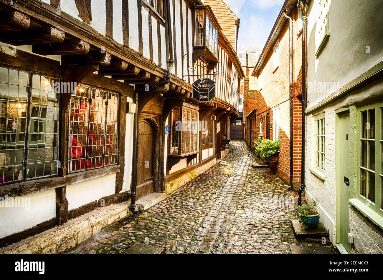 Historische St. John's Alley in Devizes Wiltshirre England Großbritannien zeigt Alte gepflasterte Gasse und Fachwerkgebäude aus dem 16. Jahrhundert Stockfoto