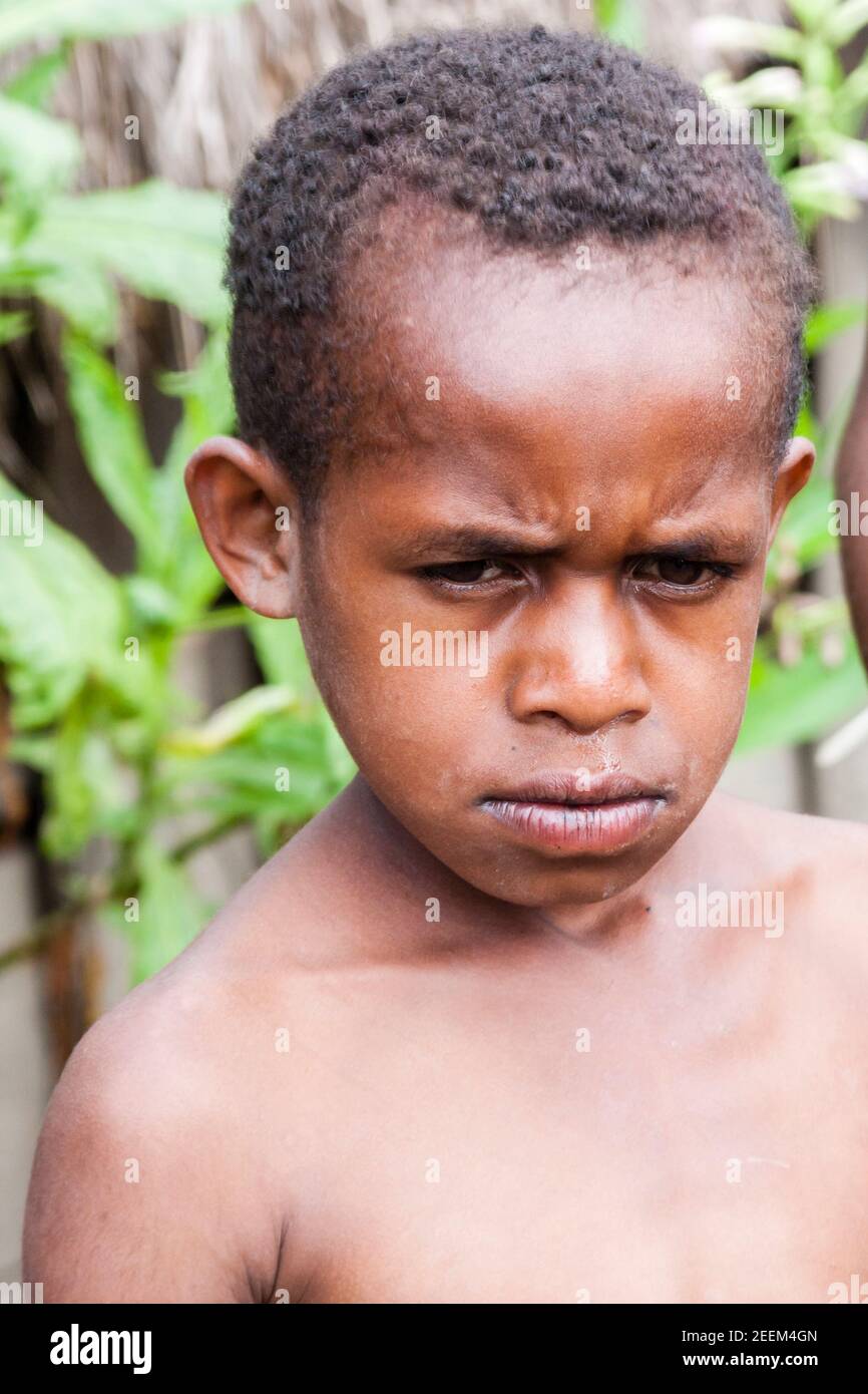 Wamena, Indonesien - 9. Januar 2010: Portret des Dani Stammes Kind. Junge, der die Kamera anschaut, Papua-Neuguinea. Stockfoto