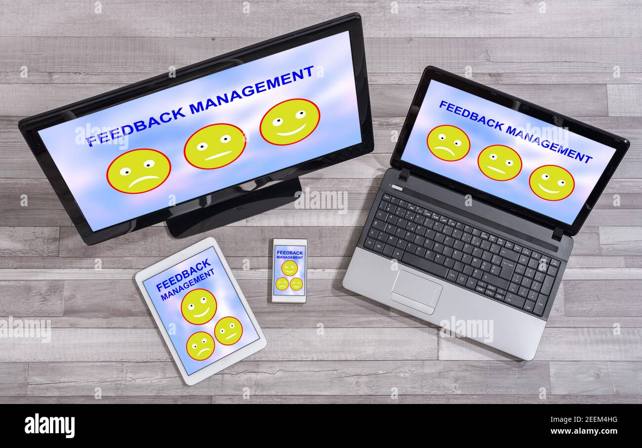 Feedback-Management-Konzept auf verschiedenen IT-Geräten gezeigt Stockfoto