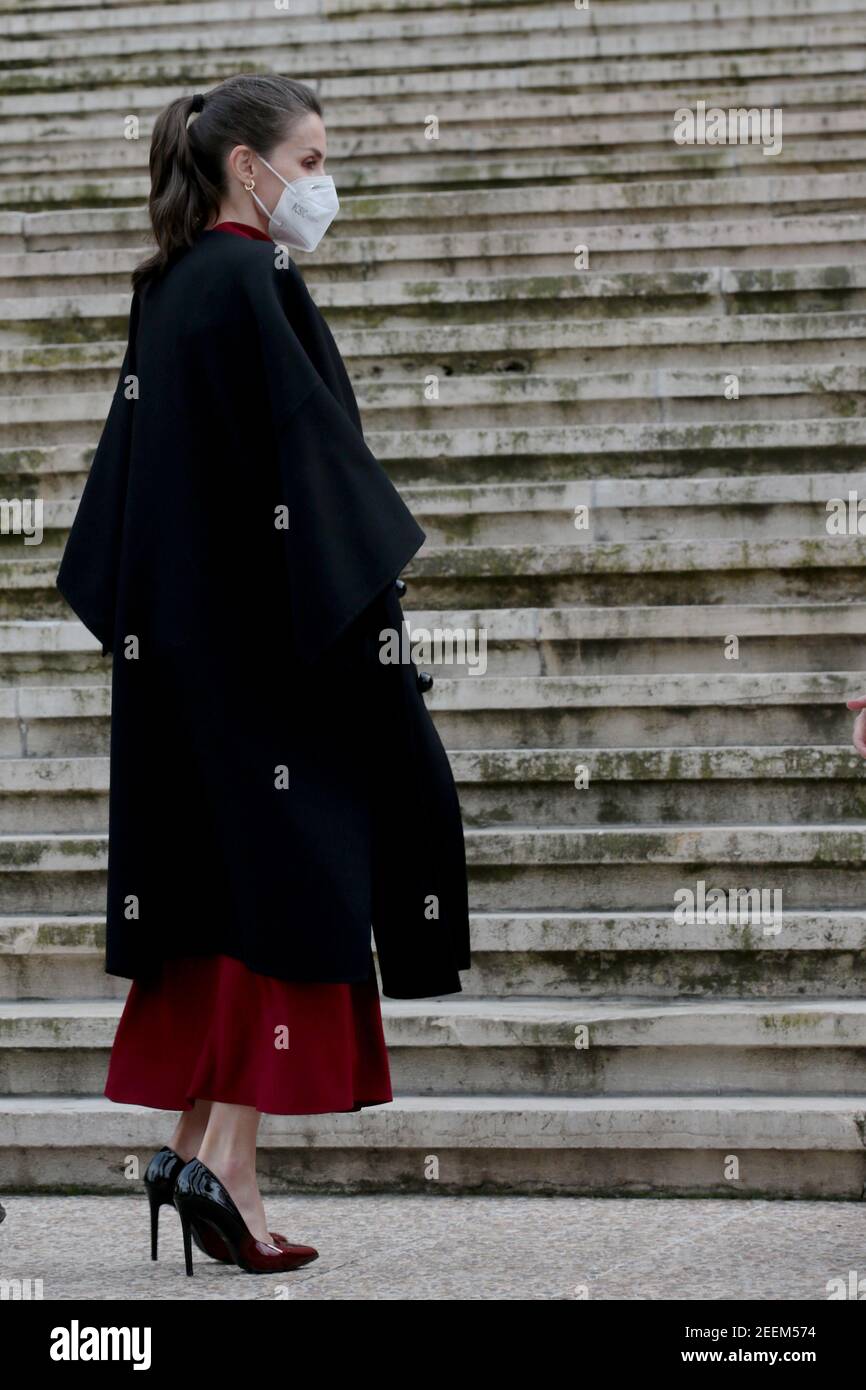 Madrid, Spanien; 16/02/2021.- Königin von Spanien Letizia besucht die Concepción Arenal Ausstellung. 'The Humanist Passion 1820-1893' in der Nationalbibliothek von Spanien in Madrid.Lassen Sie Ihren Mantel auf Ihren Schultern ruhen, anstatt Ihre Arme in die Ärmel zu bringen. cape-Stil Mantel mit abgerundeten Knöpfen und einem burgunderroten Midi-Kleid. Bereits im Oktober letzten Jahres setzte Máxima de Holanda auf dieses Modell mit hohem Hals, taillierter Taille und leicht gepufften Ärmeln, um sein Image zu definieren. Es ist ein spanisches Design von Massimo Dutti (169 Euro); aus einer Kollektion von limitierten Stücken und zweifarbigen Schuhen mit Faded-Effekt Stockfoto
