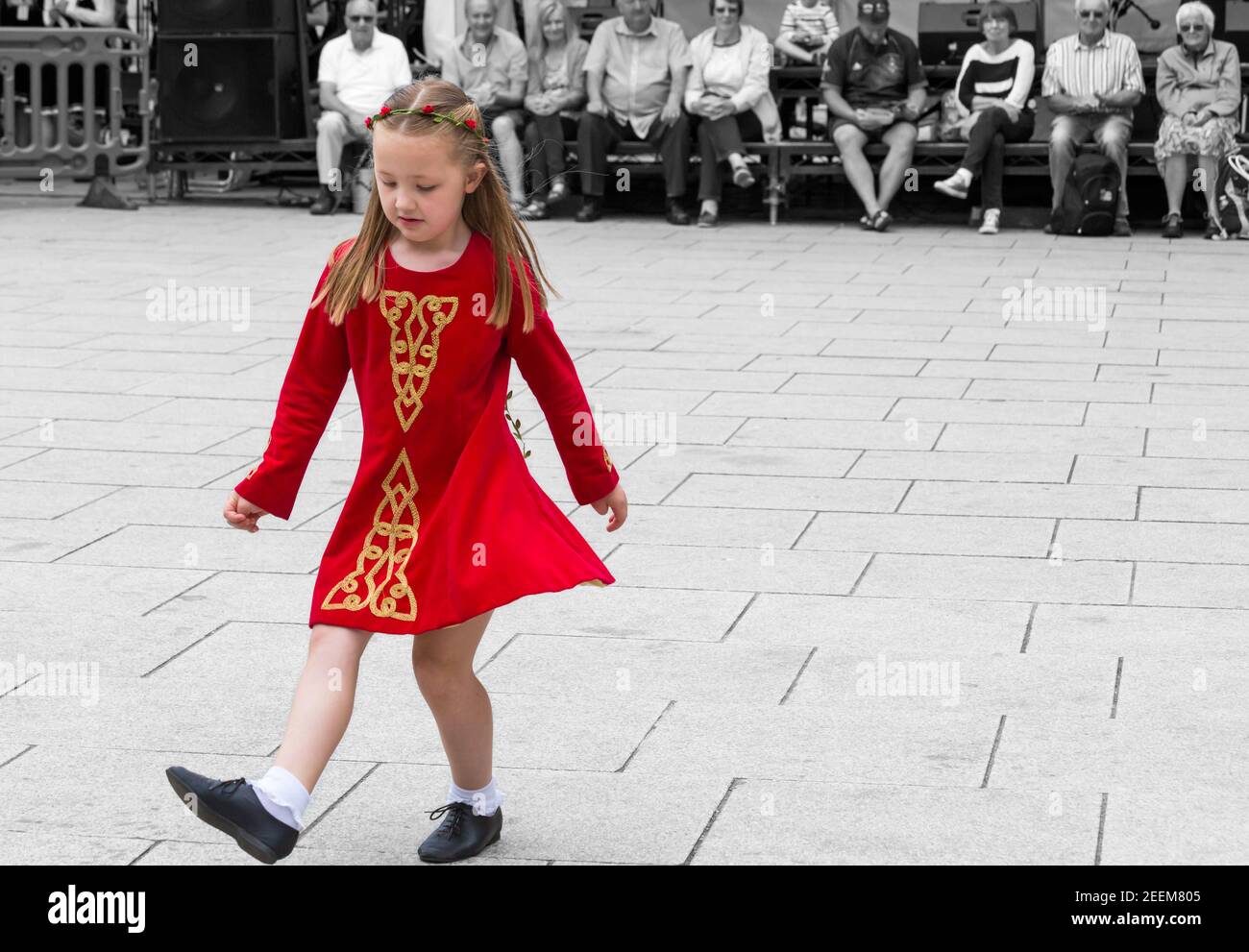 BlackRock School of Irish Dance Dancers treten im Juni beim Wimborne Folk Festival in Wimborne, Dorset, Großbritannien auf Stockfoto