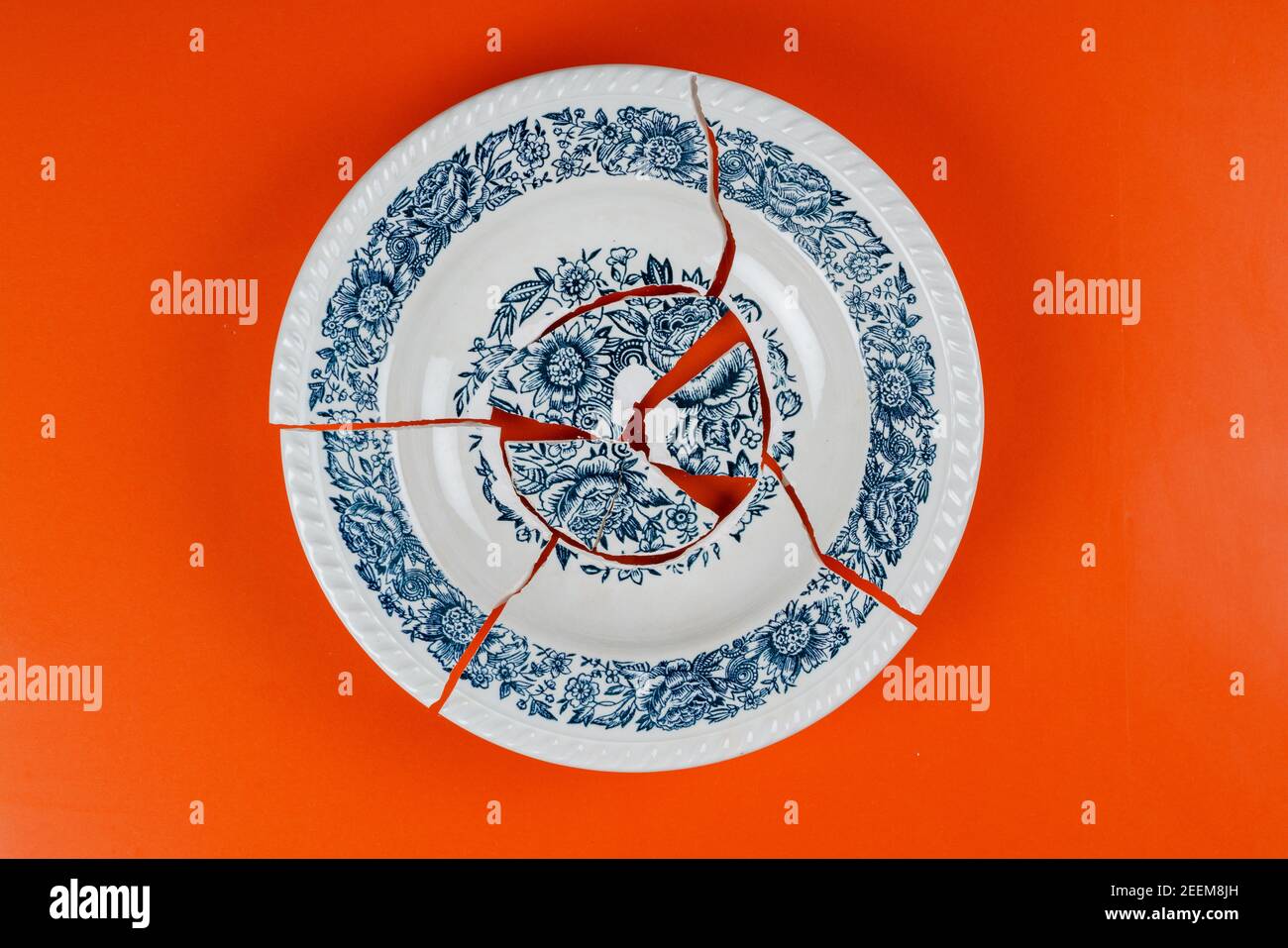Zerbrochene Keramikplatte mit Mustern hohe Bildqualität Stockfoto