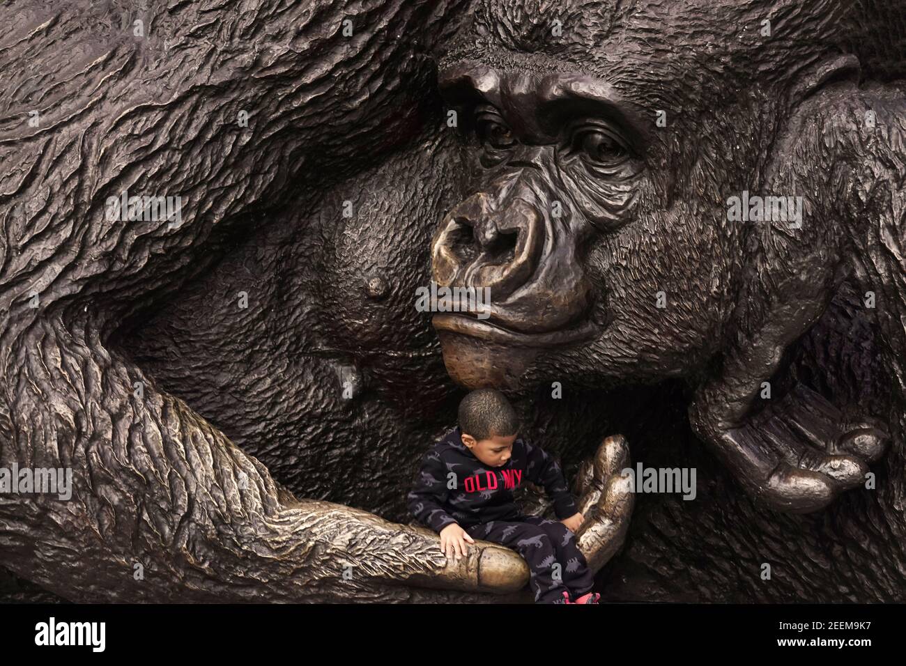 Riesige Gorilla Skulptur im Bella Abzug Park in Hudson Yards westside Manhattan NYC Stockfoto