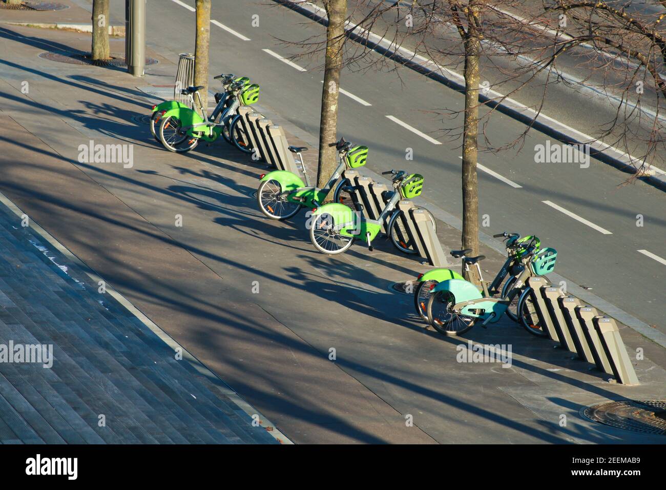 Paris, Frankreich. Februar 14. 2021. Row Elektro-Fahrrad, ökologische Alternative gegen Verschmutzung. Ökologischer Stadtverkehr. Bahnhof Velib. Stockfoto