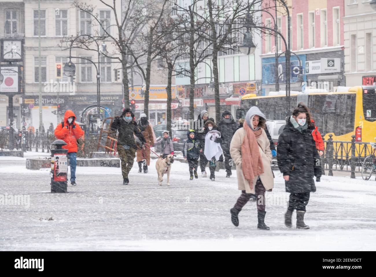Wintereinbruch in Berlin , Schneetreiben am Hermannplatz, Passanten , Winter, Berlin-Neukölln, Stockfoto