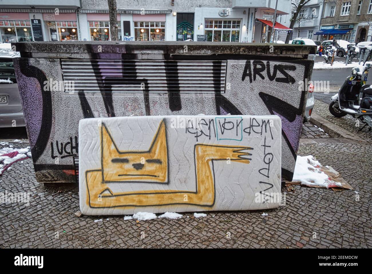 Comic Zeichnung auf illegale entsorgerter Matratze in Berlin-Neukölln, Stockfoto