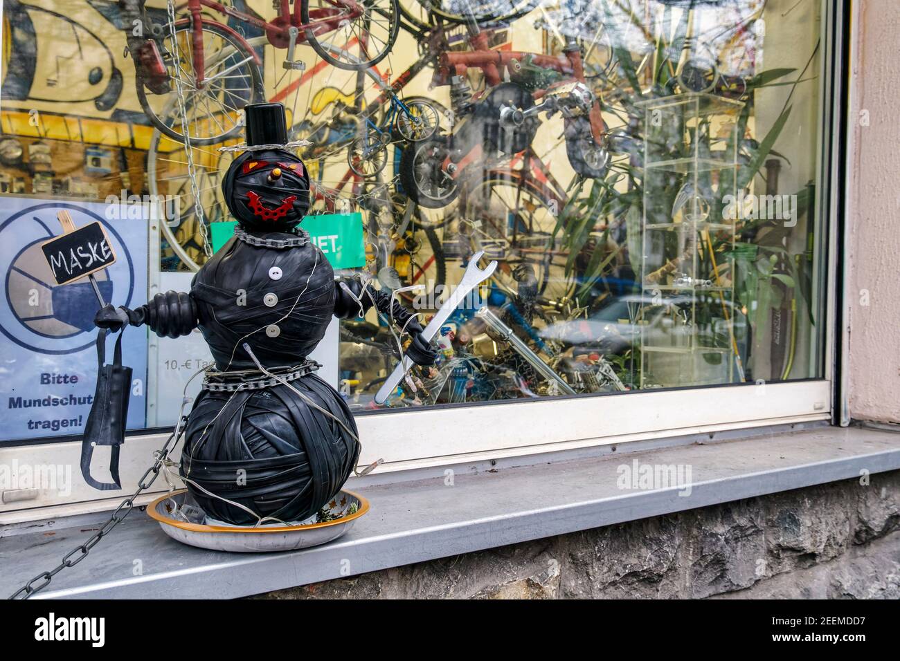 Lustige Figur vor Schaufenster von Fahrradladen in Kreuzberg, Reparaturwerkstatt, Hinweis auf Maskenpflicht während der Corona-Pandemie, Berlin-Kreuzb Stockfoto