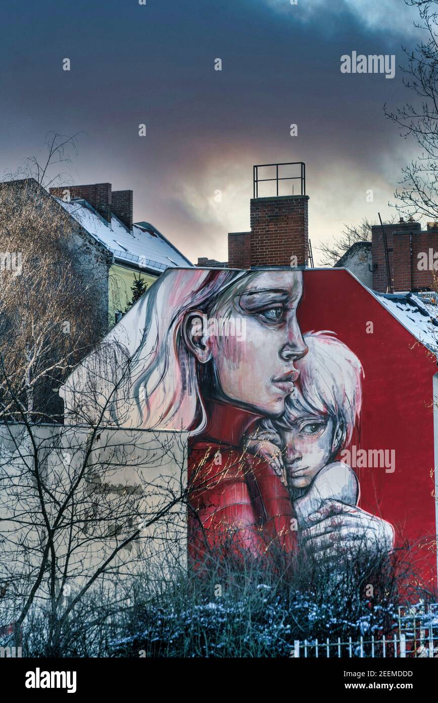 Graffiti an Hauswand in Berlin-Moabit, Beusselstraße, Berlin, Deutschland Stockfoto