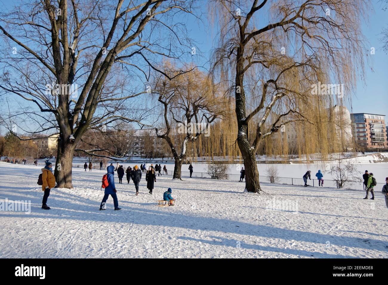 Am Landwehrkanal im Winter, Wintereinbruch im Februar 2021, Spaziergänger in winterlicher Landschaft, Berlin Stockfoto