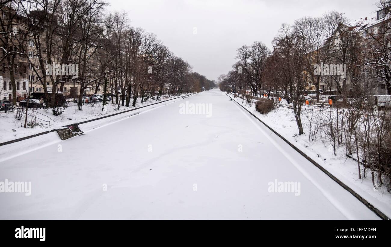 Landwehrkanal im Winter, Wintereinbruch im Februar 2021, grüne Eisschicht , Berlin Stockfoto