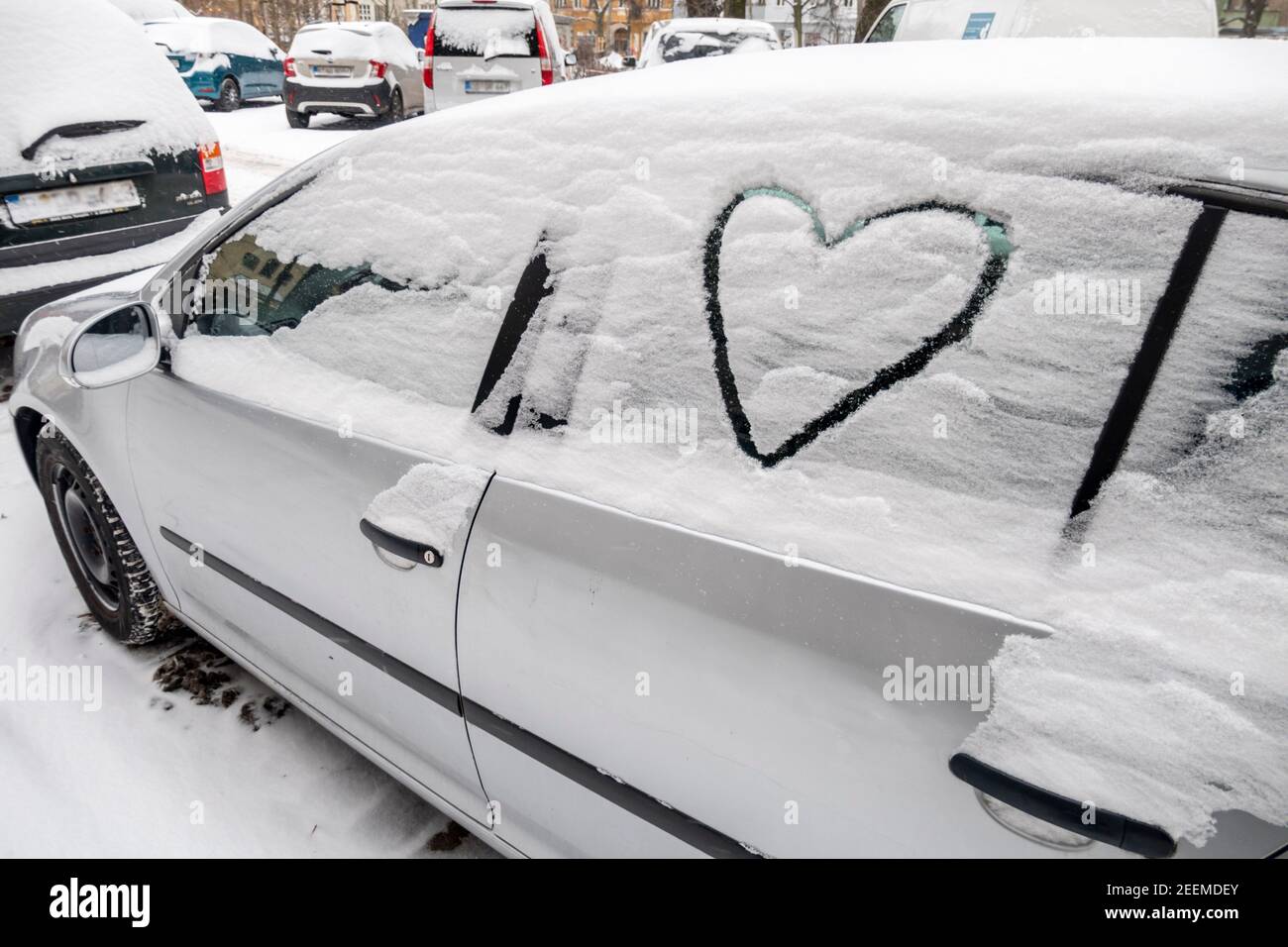 Wintereinbruch in Berlin am 08.02.2021 , Verschneite Autos in Kreuzberg, Herz in Schnee gemalt. Stockfoto