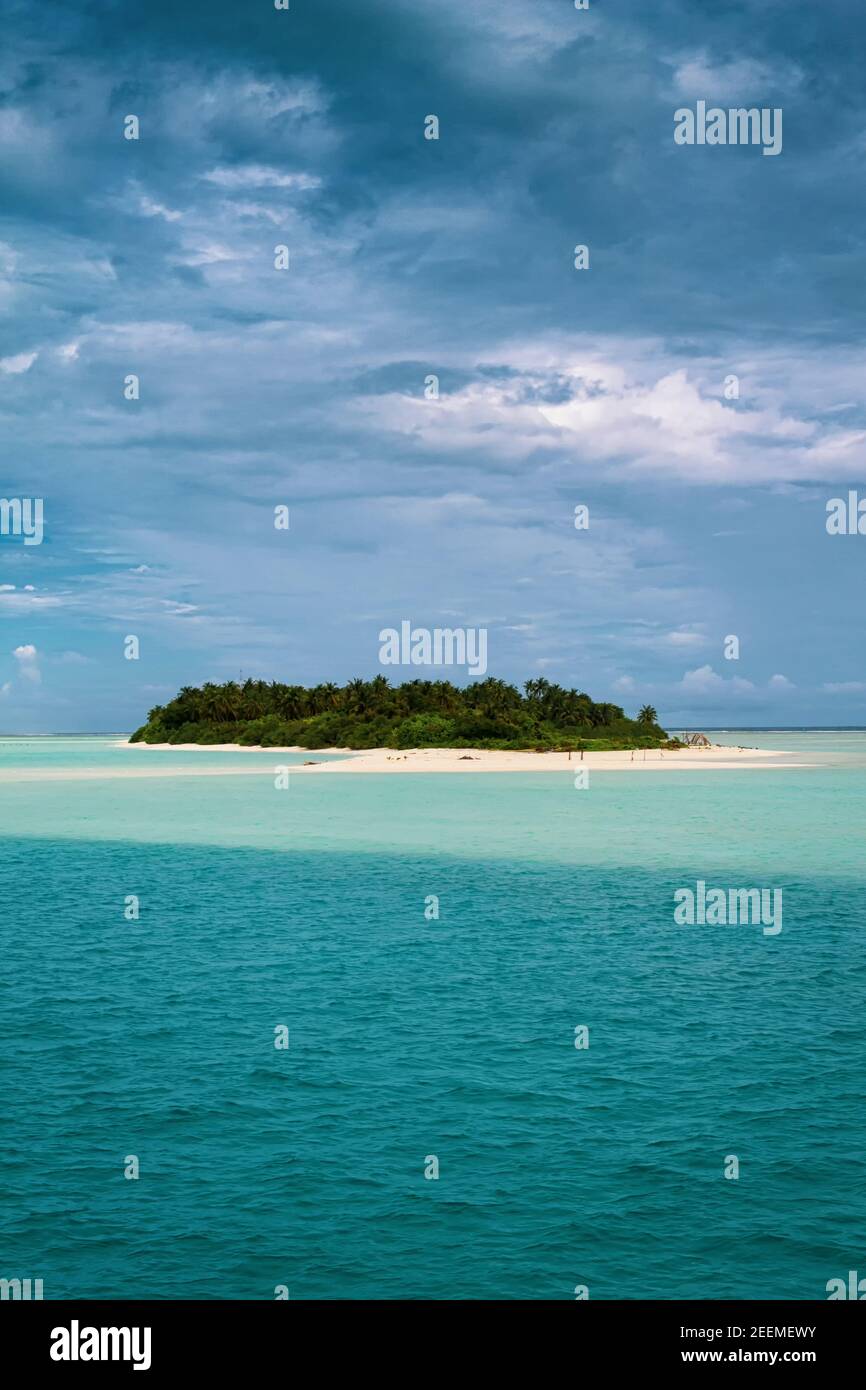 Unbewohnte Insel der Malediven. Vertikale Fotografie mit Platz für Text oben und unten. Bild geeignet für Abenteuer-Geschichte. Stockfoto