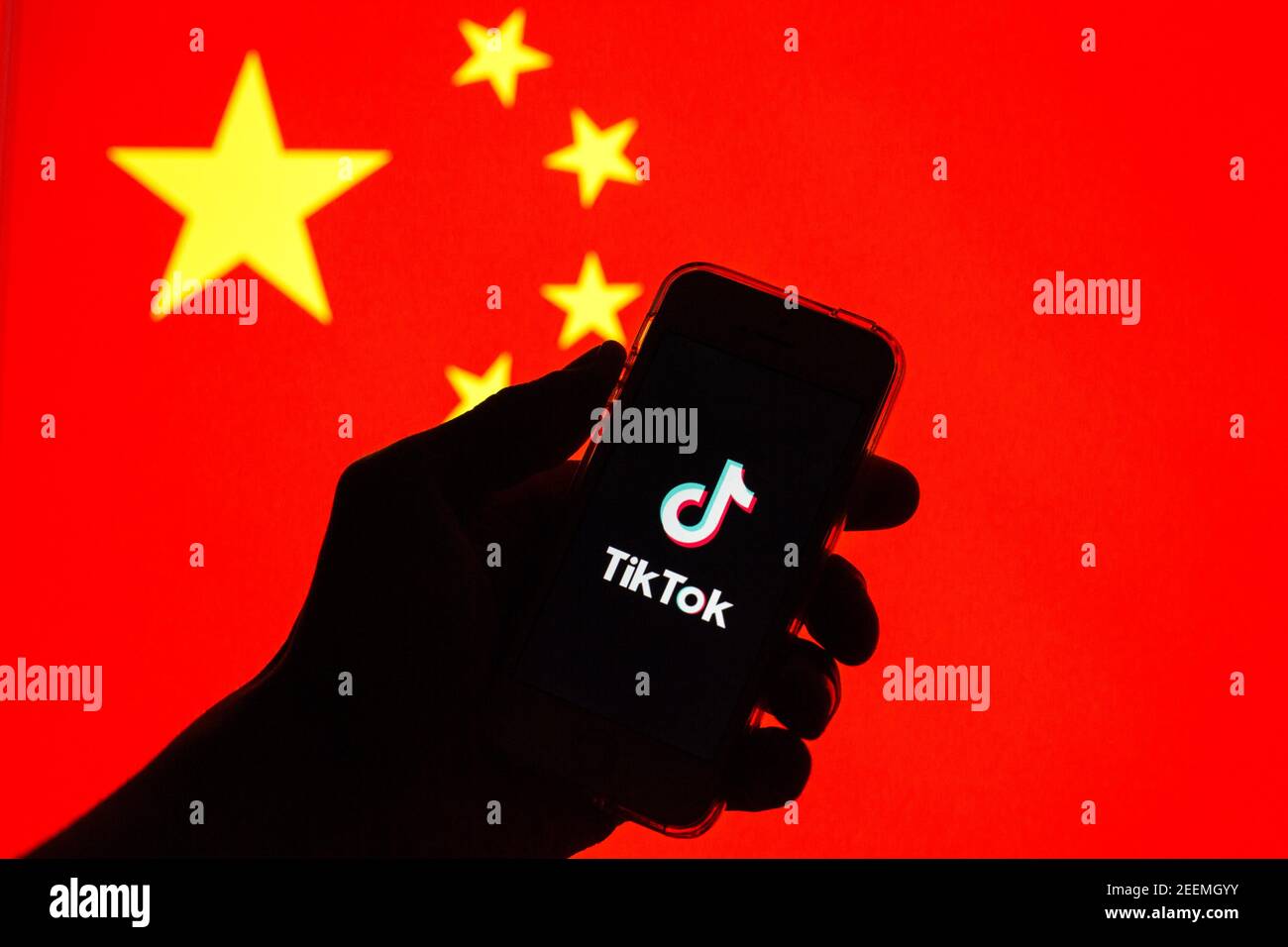 Barcelona, Katalonien, Spanien. Februar 2021, 16th. In dieser Abbildung zeigt eine Tik Tok App auf einem Smartphone mit der China-Flagge im Hintergrund. Quelle: Thiago Prudencio/DAX/ZUMA Wire/Alamy Live News Stockfoto