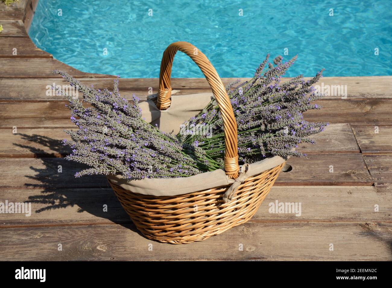 Gewebte oder Wicket Korb mit Lavendel Blumen Stockfoto