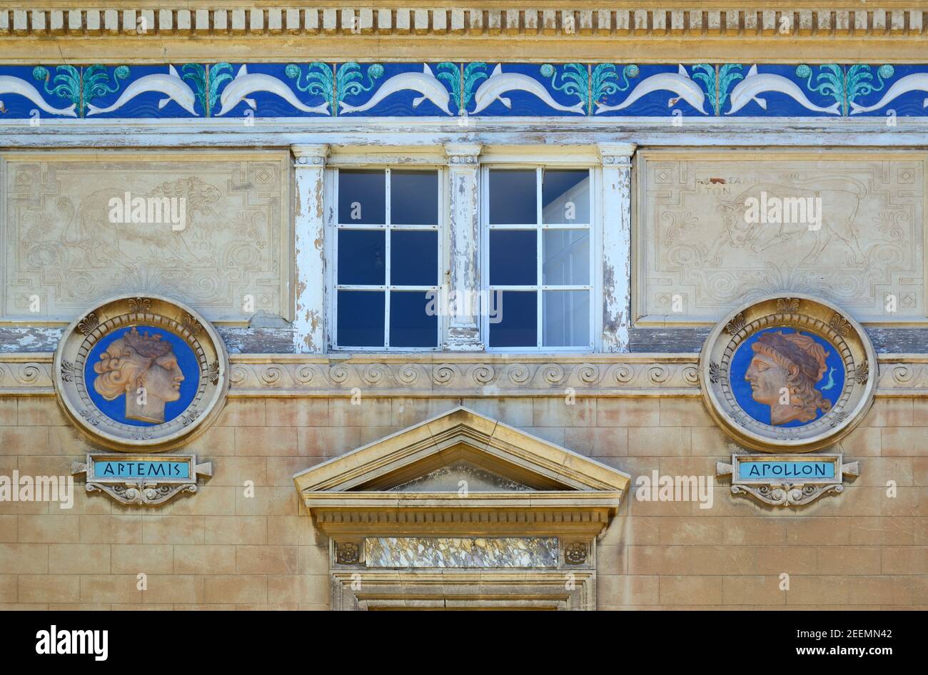 façade von c19th Château Beaupin mit Delphinfliesen & klassisch-inspiriert Medaillon Porträts von Artemis & Apollo Marseille Provence Frankreich Stockfoto