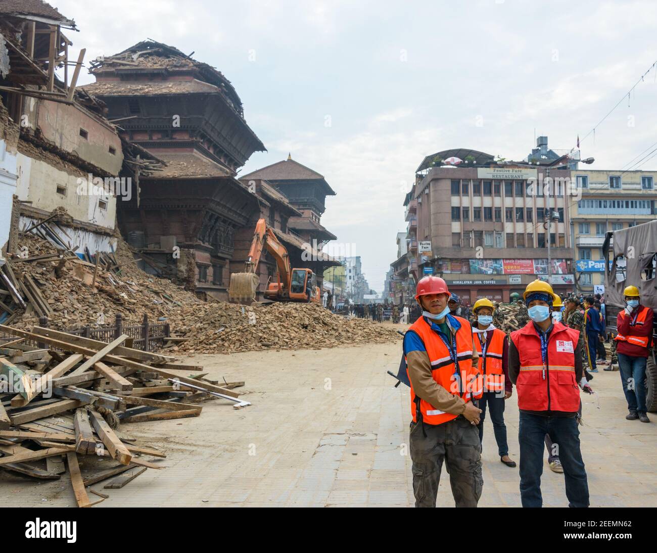 KATHMANDU, NEPAL - 26. APRIL 2015: Rettungsteam am Durbar Square, das nach dem schweren Erdbeben vom 25. April 2015 schwer beschädigt wurde. Stockfoto