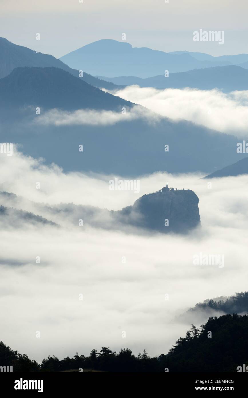 Der Felsen von Castellane & Chapel erhebt sich über Swirtling Morgen Nebel im Verdon-Tal & Schlucht in der Alpes-de-Haute-Provence Provence Frankreich Stockfoto