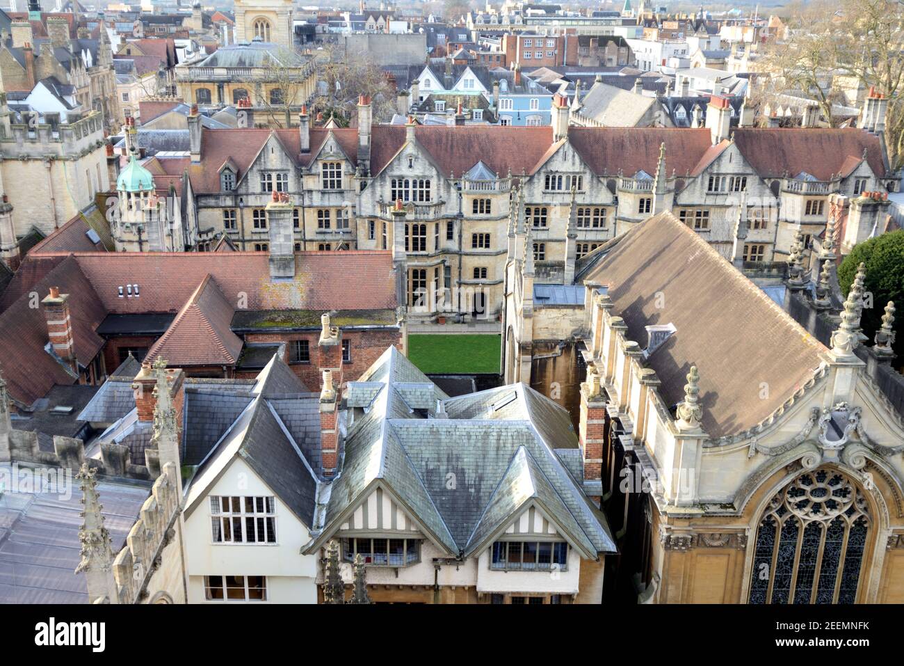 Luftansicht oder Hochwinkelansicht über den Dächern der Oxford Old Town & Brasenose College, Oxford University, Oxfordshire England, Großbritannien Stockfoto