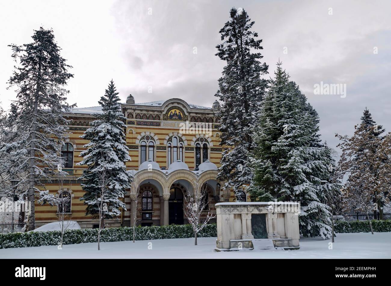 Winterszene mit dem Bau der Heiligen Synode der Bulgarisch-Orthodoxen Kirche in Sofia, Bulgarien Stockfoto