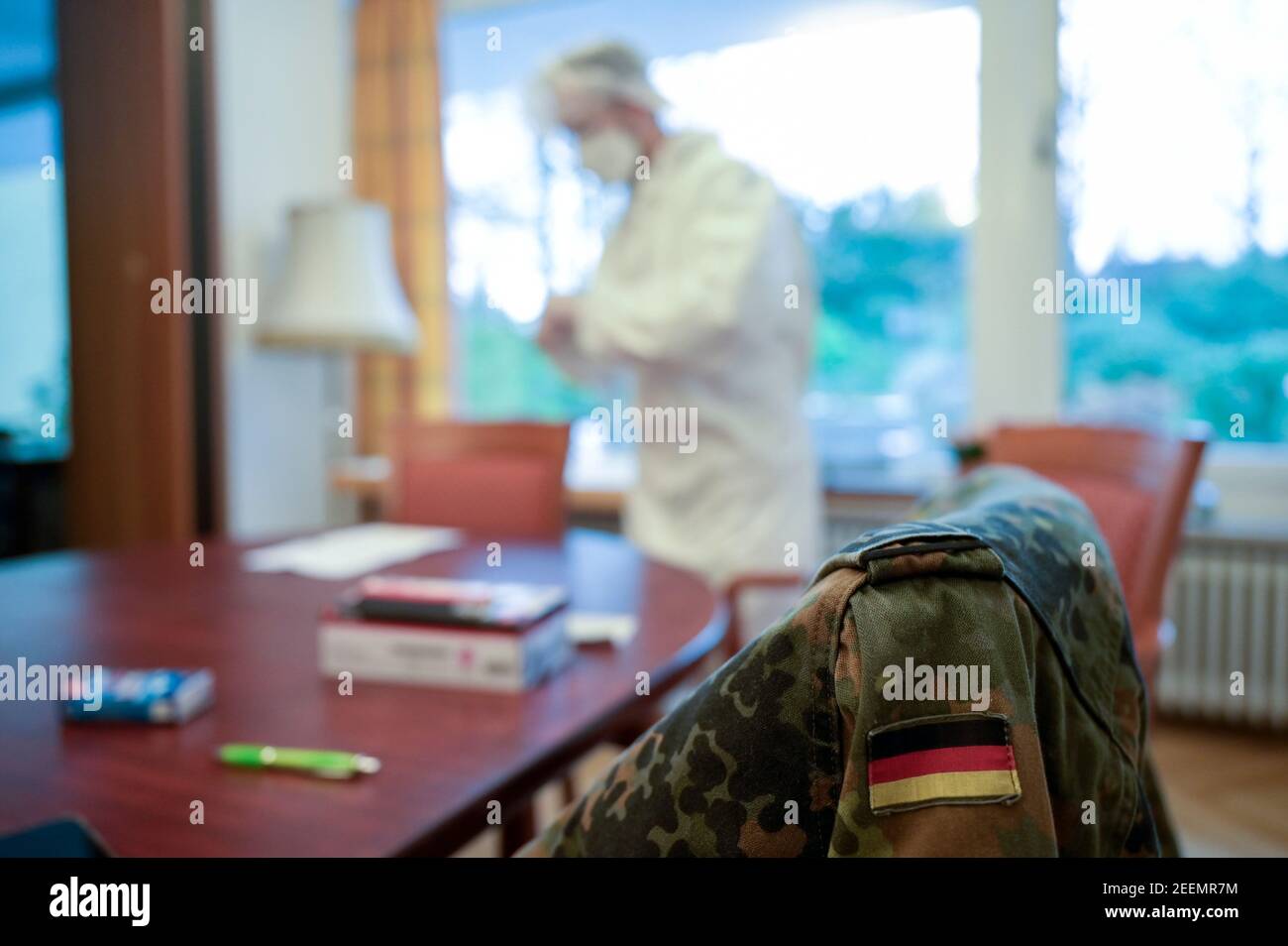 DEUTSCHLAND, Hamburg, Schnelltest für Mitarbeiter und Besucher im Altenheim durch Soldaten der bundeswehr, mit Schnelltest PoC-Antigen / DEUTSCHLAND, Hamburg, Corona Pandemie, Pflegehheim für alte Menschen, Schnelltest PoC-Antigen für Mitarbeiter, Besucher und Angehörige durch Bundeswehr Soldaten Stockfoto