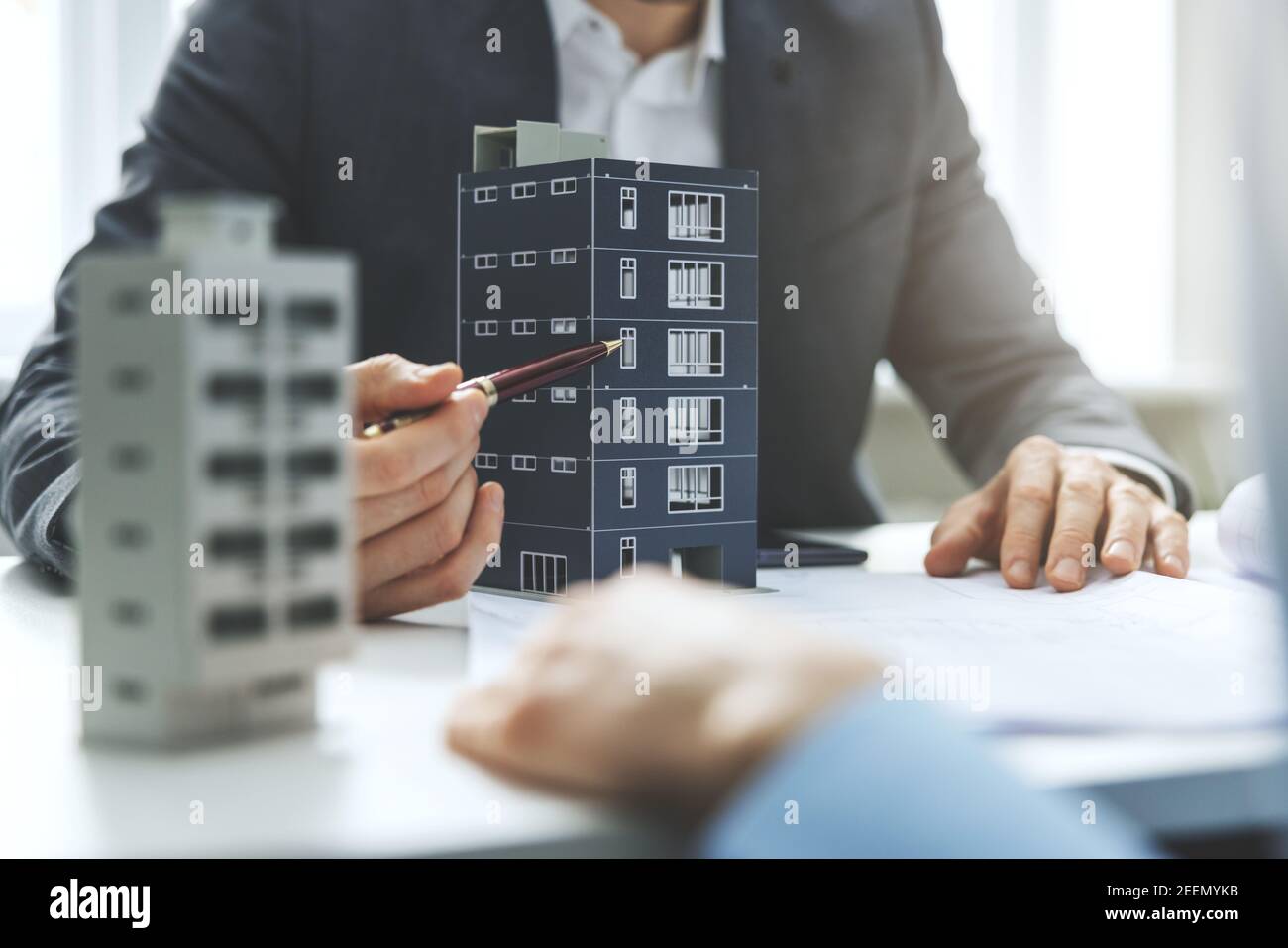 Immobilienentwickler und Architekt diskutieren neue Wohnbauprojekt Im Büro Stockfoto