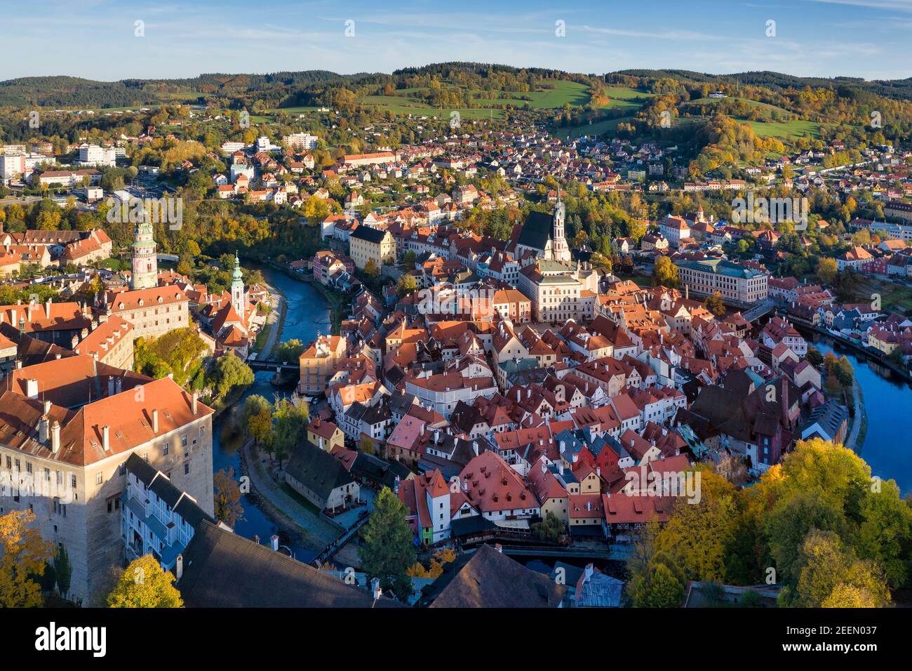 Am späten Nachmittag Luftaufnahme der malerischen, märchenhaften Stadt Cesky Krumlov, ein UNESCO-Weltkulturerbe in der Region Südböhmen o Stockfoto