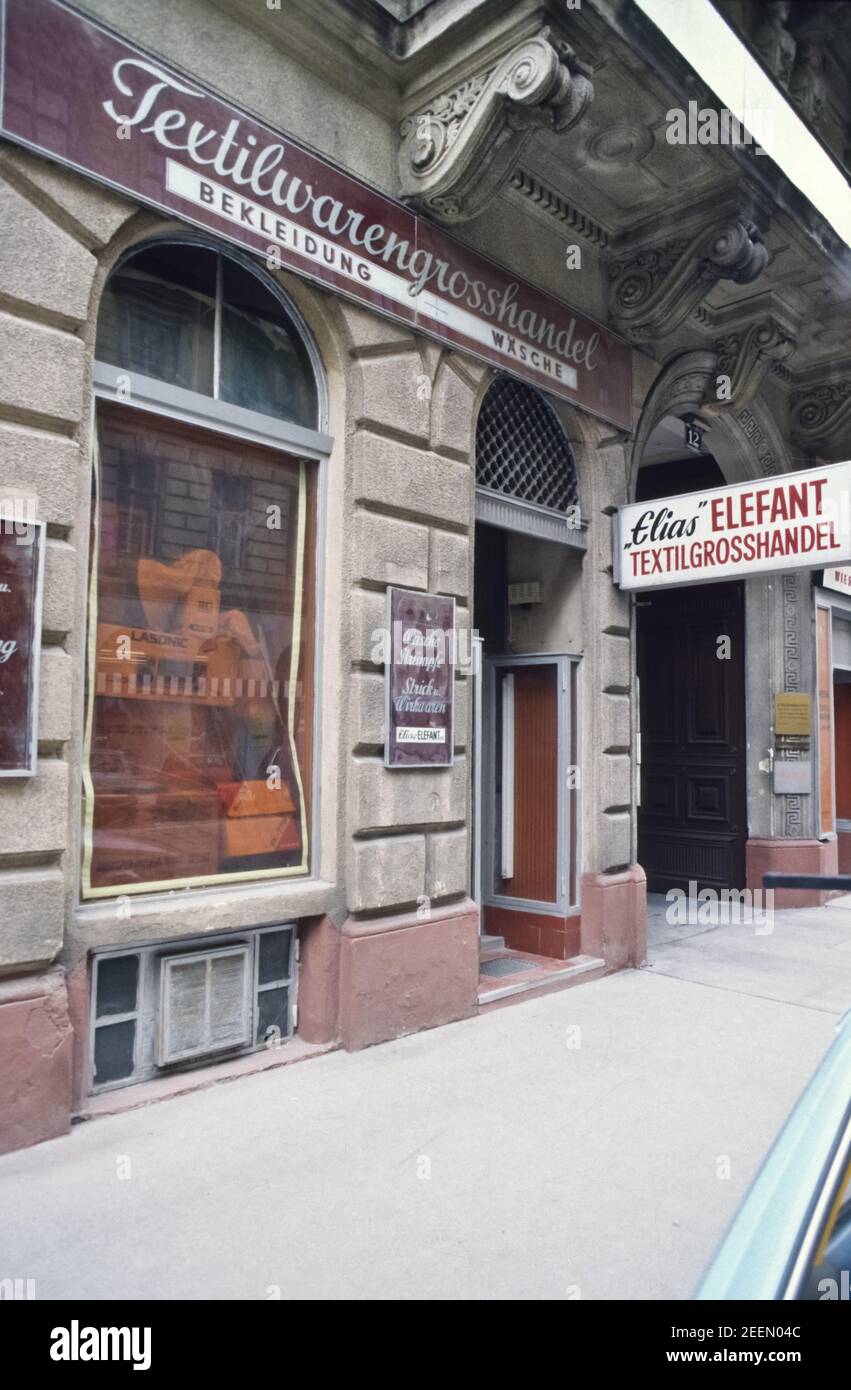 Wien, Gonzagagasse, alte Textilgeschäfte Stockfoto
