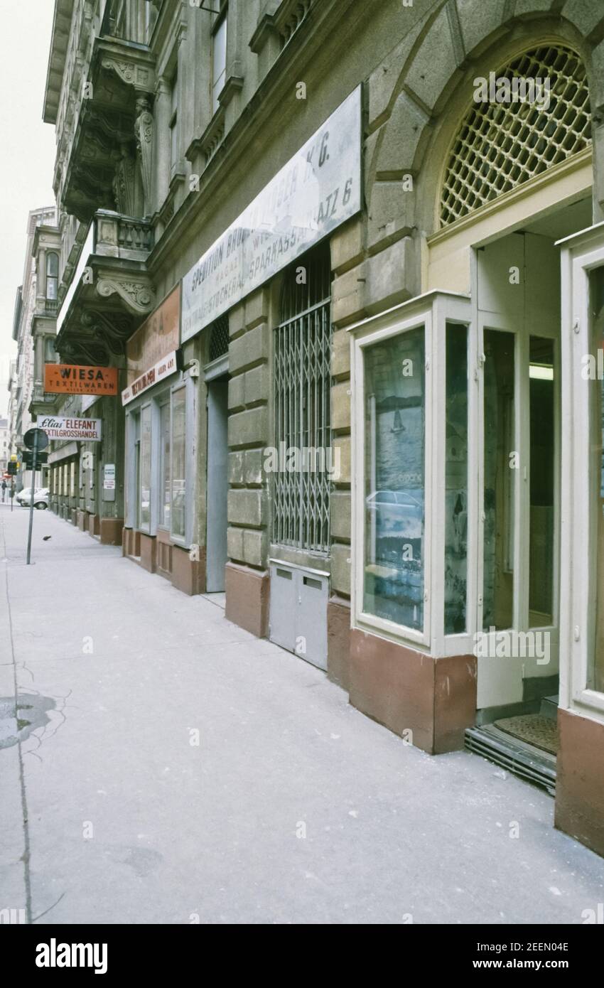 Wien, Gonzagagasse, alte Textilgeschäfte Stockfoto