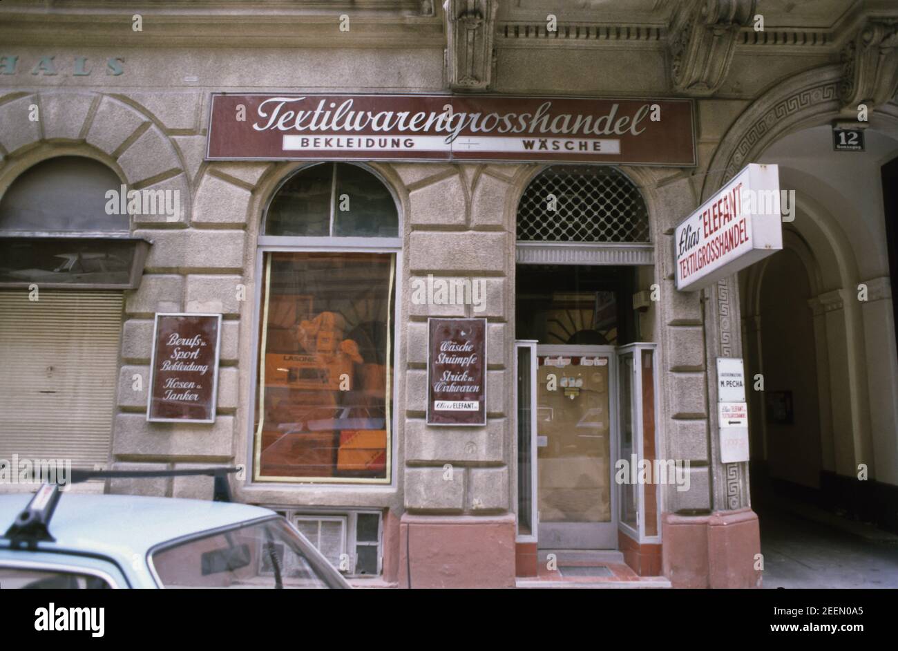 Wien, Gonzagagasse, alte Textilgeschäfte Stockfoto