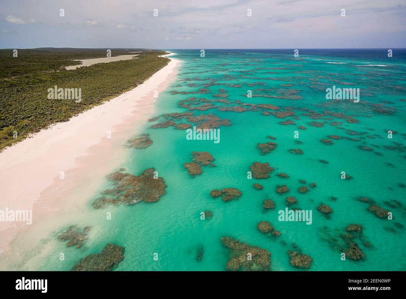 Luftaufnahme der gepunkteten Korallenformationen entlang der Atlantikseite von Cat Island, Bahamas Stockfoto