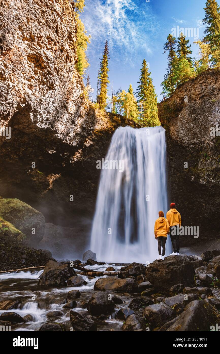 Wells Grey British Colombia Kanada, Cariboo Mountains erzeugt spektakuläre Wasserströme der Helmcken Falls am Murtle River im Wells Grey Provincial Park in der Nähe der Stadt Clearwater, British Columbia, Stockfoto