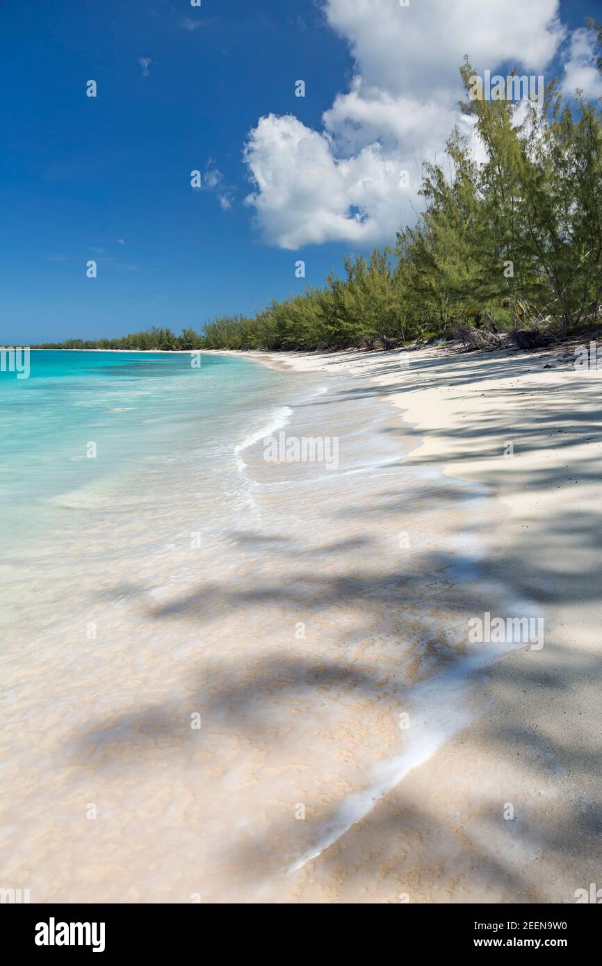 Türkisfarbenes Wasser und Wellen entlang der Küste am man O' war Beach auf Cat Island, Bahamas. Stockfoto