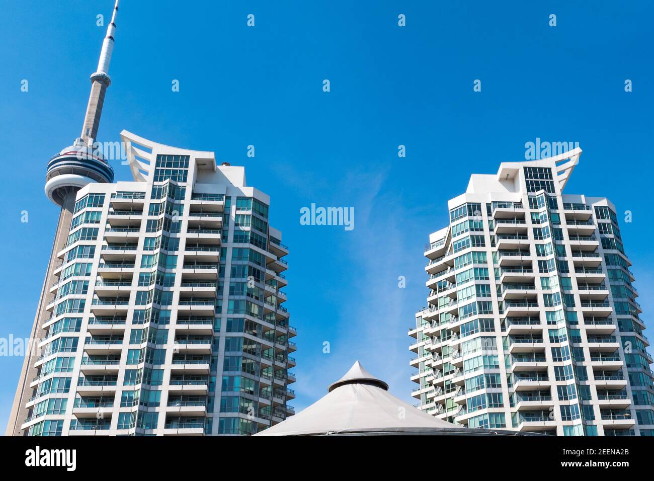 Symmetrische Blick auf Downtown Toronto einschließlich der CN Tower, moderne Eigentumswohnungen Gebäude und die redpath Pavillon. Stockfoto