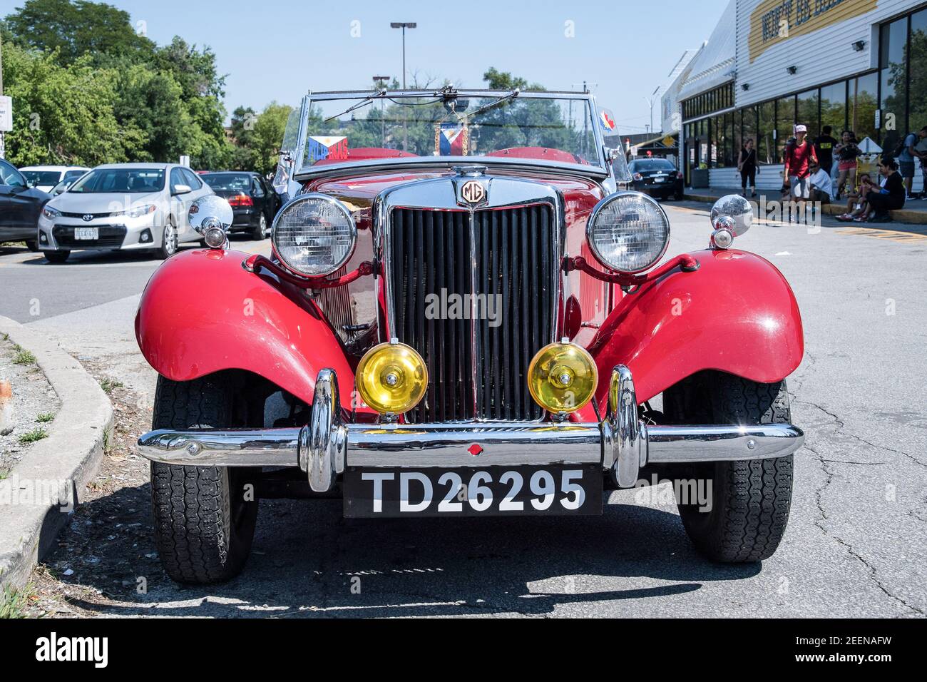 Alte MG Oldtimer noch arbeiten in Toronto. Das Fahrzeug bietet einen deutlichen Kontrast zu den modernen Laufmodellen. Stockfoto